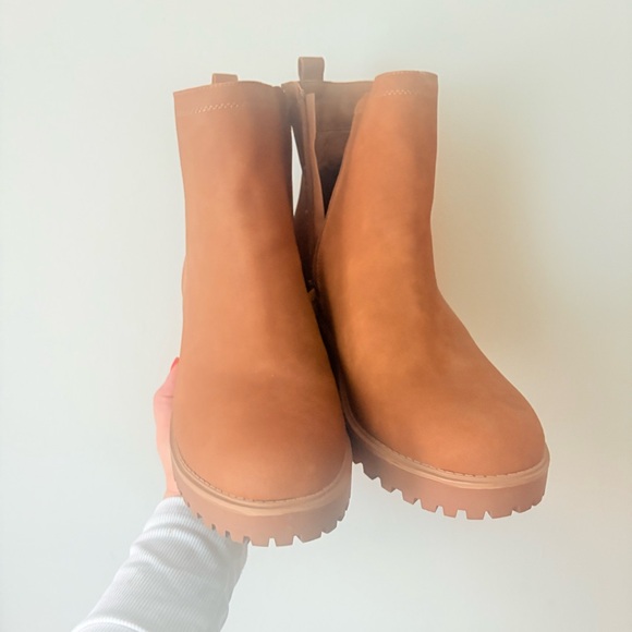 Torrid Cognac Platform Lug Chelsea Boots 13W - Picture 2 of 8